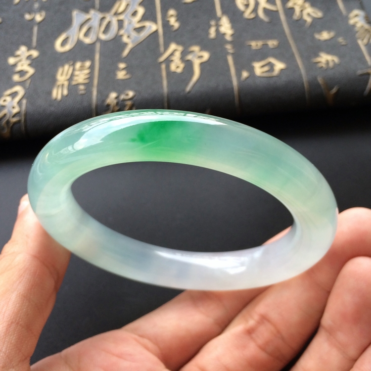 (超值推荐)冰种飘阳绿圆条手镯(57.7mm)