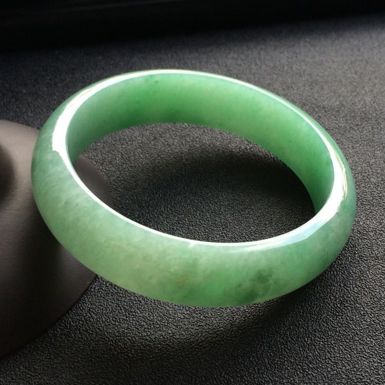 （超值推荐）糯冰种豆绿手镯（56.8mm）