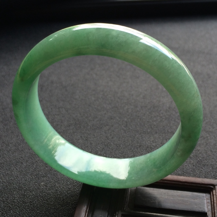 （超值推荐）糯冰种豆绿手镯（56.8mm）