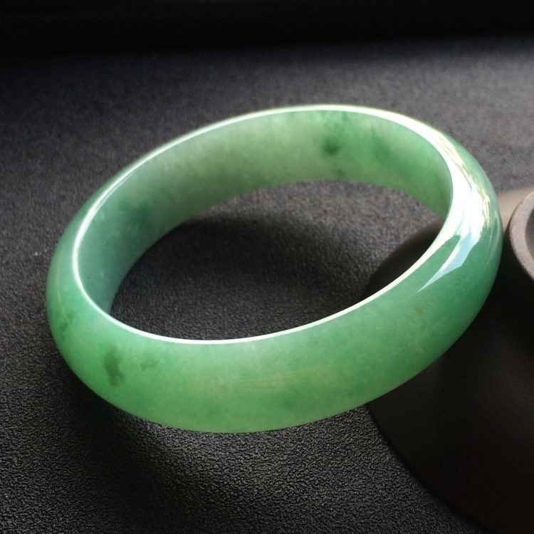 （超值推荐）糯冰种豆绿手镯（56.8mm）