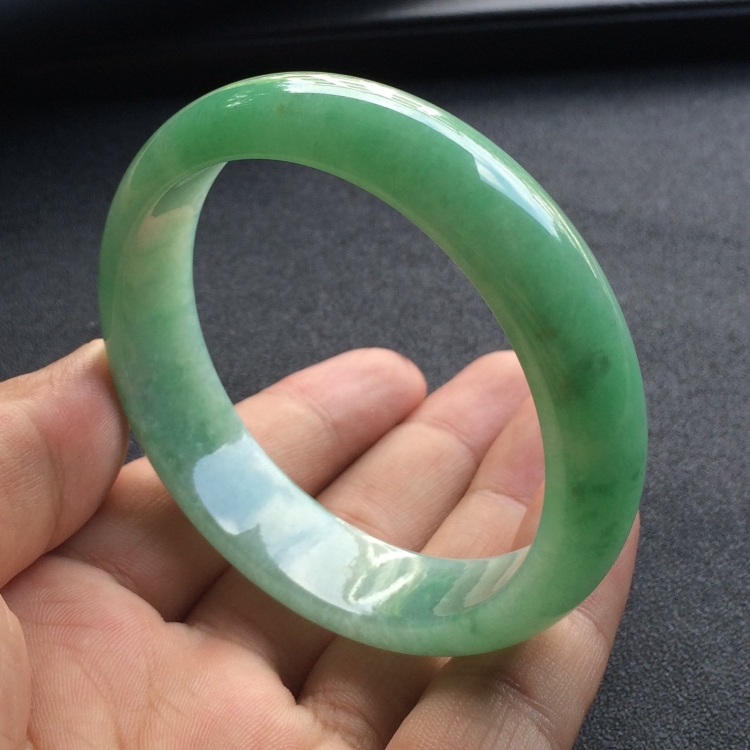 （超值推荐）糯冰种豆绿手镯（56.8mm）