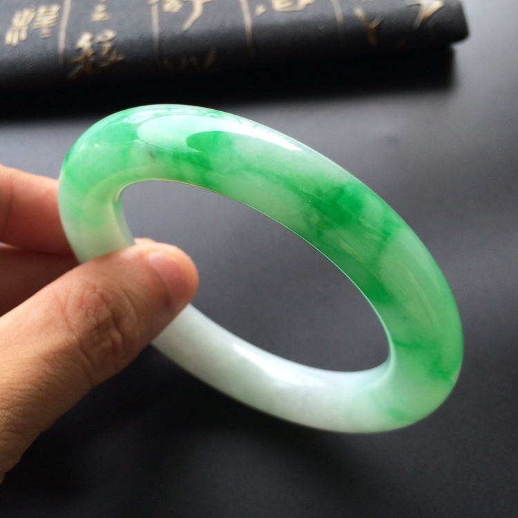 (超值推荐)糯冰种飘翠圆条手镯(56.6mm)