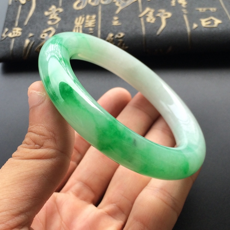 (超值推荐)糯冰种飘翠圆条手镯(56.6mm)