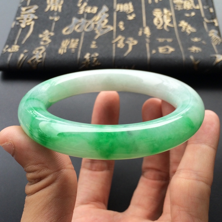 (超值推荐)糯冰种飘翠圆条手镯(56.6mm)