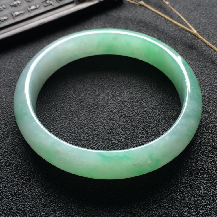 （超值推荐）糯冰种飘绿花贵妃镯（54.1mm-49.6mm）