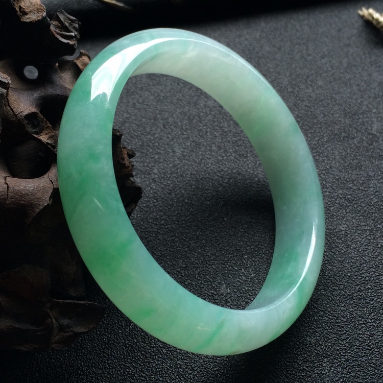 （超值推荐）糯冰种飘绿花贵妃镯（54.1mm-49.6mm）
