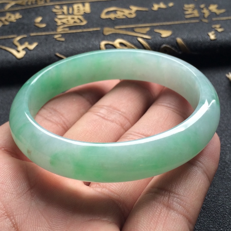 （超值推荐）糯冰种飘绿花贵妃镯（54.1mm-49.6mm）