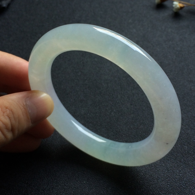 （超值推荐）糯冰种淡晴水圆条手镯（55.3mm）