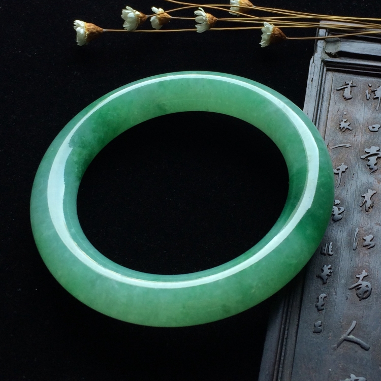 （超值推荐）糯冰种飘绿花圆条手镯（55.8mm）