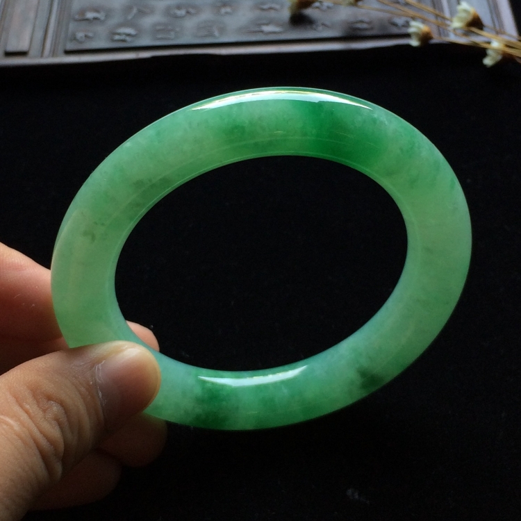 （超值推荐）糯冰种飘绿花圆条手镯（55.8mm）