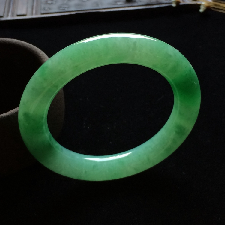 （超值推荐）糯冰种飘绿花圆条手镯（55.8mm）