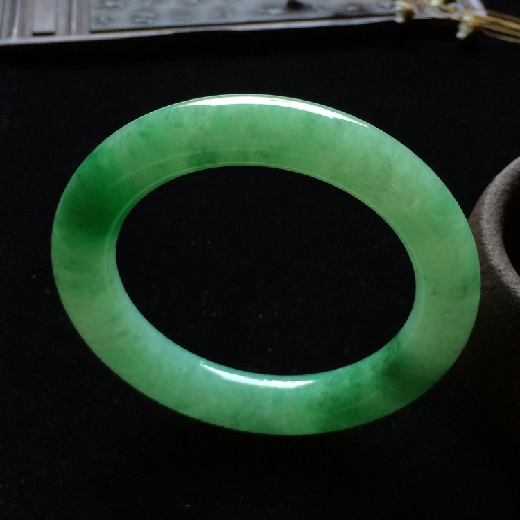 （超值推荐）糯冰种飘绿花圆条手镯（55.8mm）