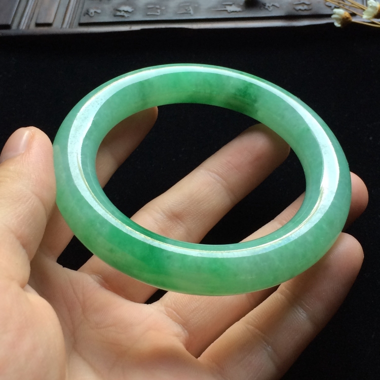 （超值推荐）糯冰种飘绿花圆条手镯（55.8mm）