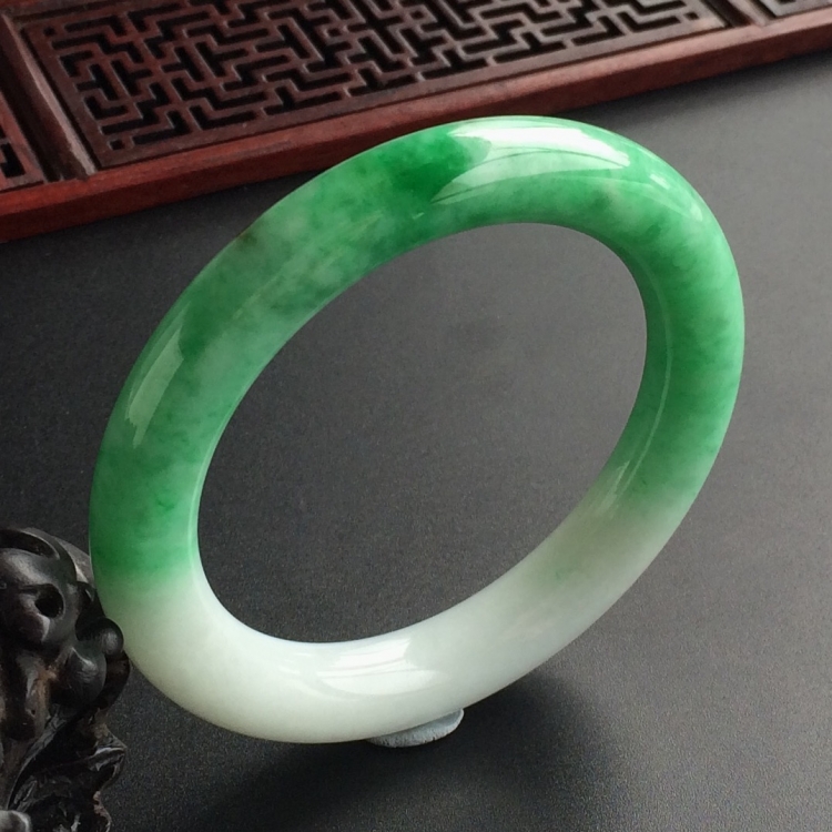 (超值推荐)糯冰种飘翠圆条手镯(57.6mm)