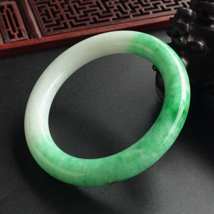 (超值推荐)糯冰种飘翠圆条手镯(57.6mm)