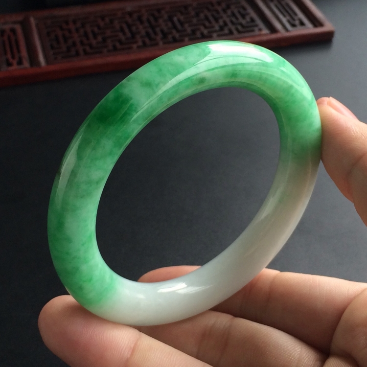 (超值推荐)糯冰种飘翠圆条手镯(57.6mm)