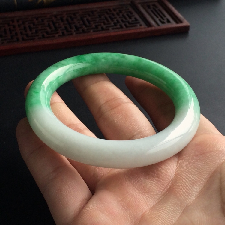 (超值推荐)糯冰种飘翠圆条手镯(57.6mm)
