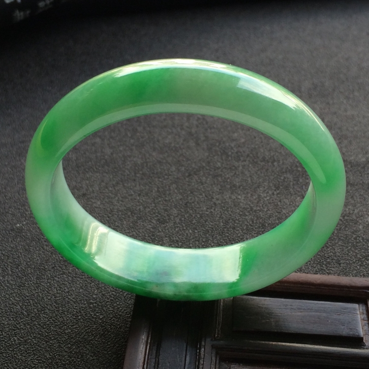 （超值推荐）糯冰种翠色贵妃镯（53.8mm-46.2mm）