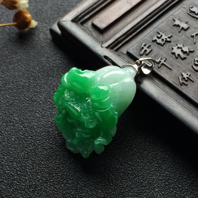 （超值推荐）糯冰种翠色白菜挂件