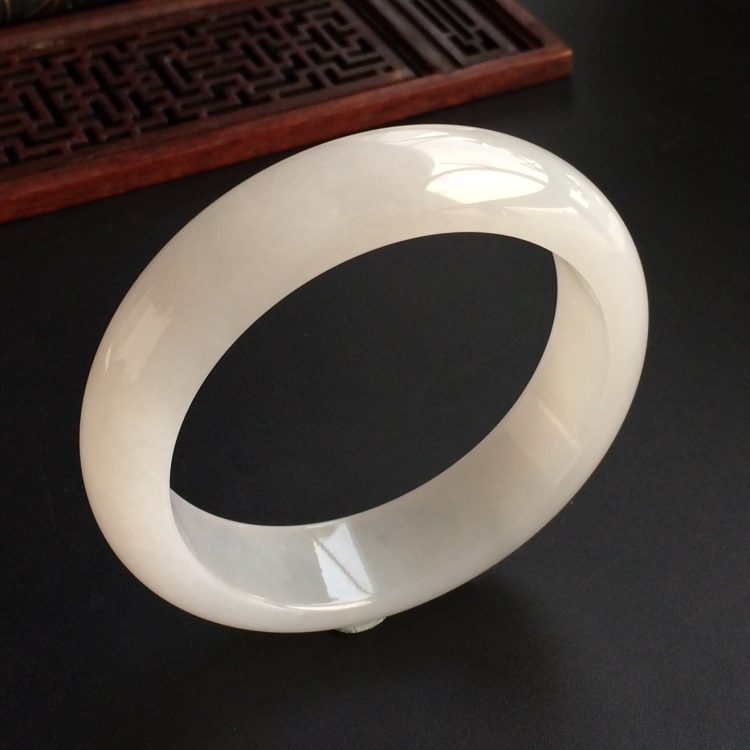 (超值推荐)糯冰种淡晴水手镯(56mm)