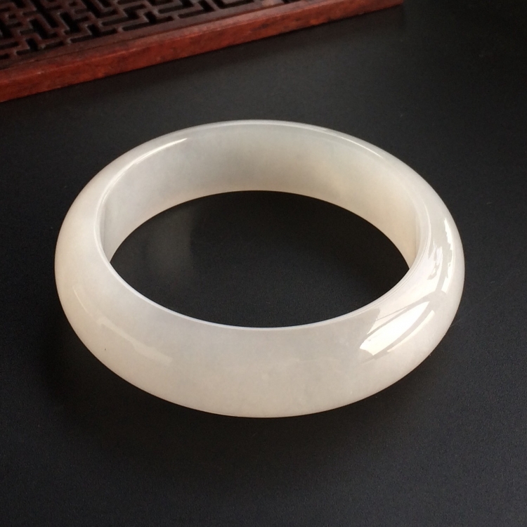 (超值推荐)糯冰种淡晴水手镯(56mm)