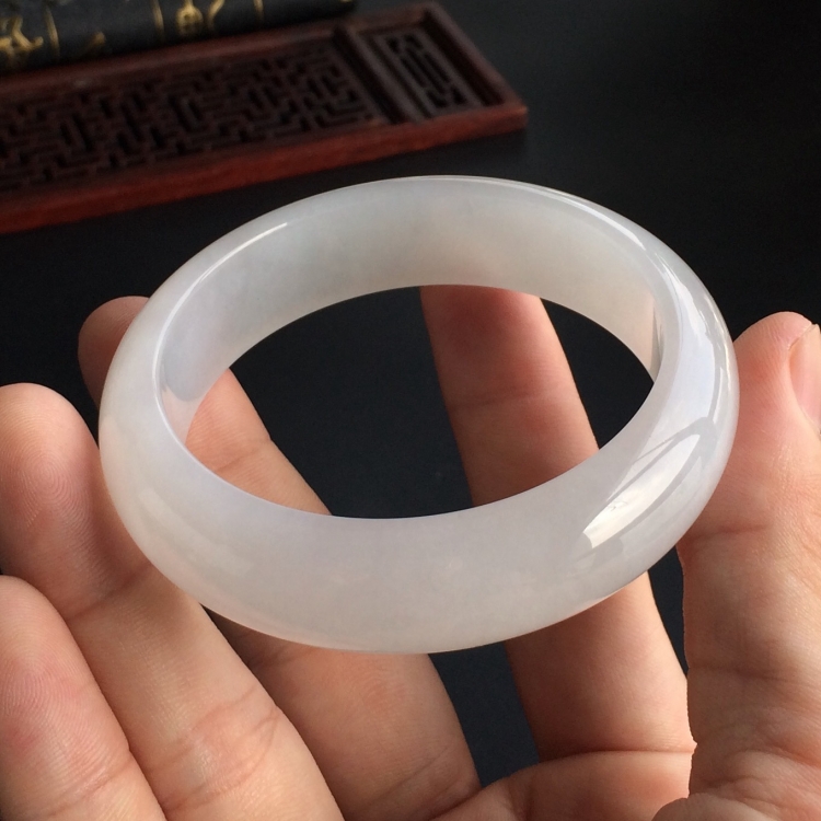 (超值推荐)糯冰种淡晴水手镯(56mm)