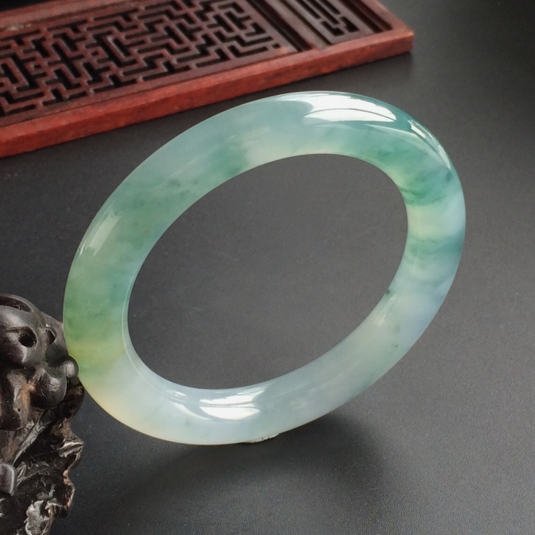 (超值推荐)冰种飘花略带黄翡圆条手镯(52.7mm)