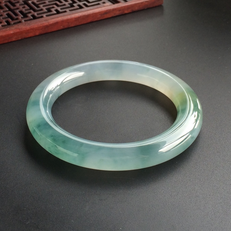 (超值推荐)冰种飘花略带黄翡圆条手镯(52.7mm)
