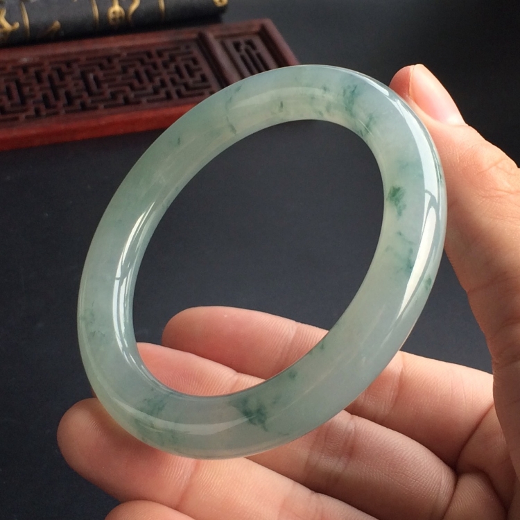 (超值推荐)糯冰种飘花圆条手镯(56.5mm)