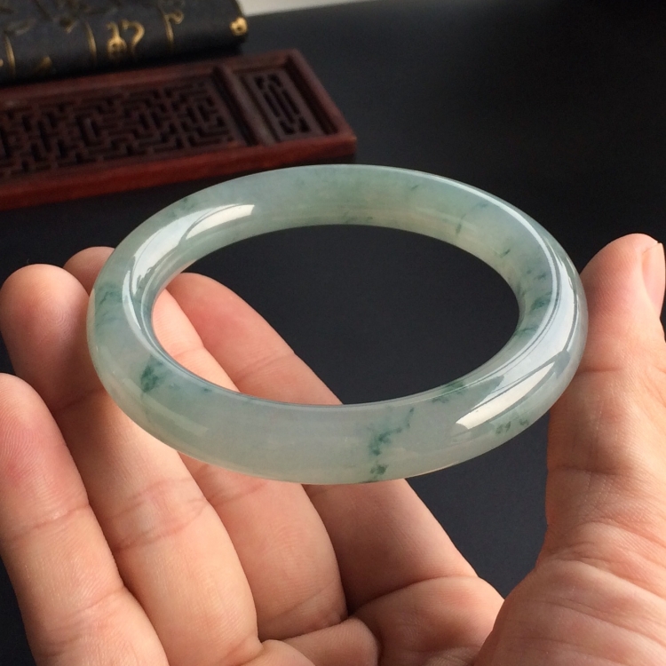 (超值推荐)糯冰种飘花圆条手镯(56.5mm)