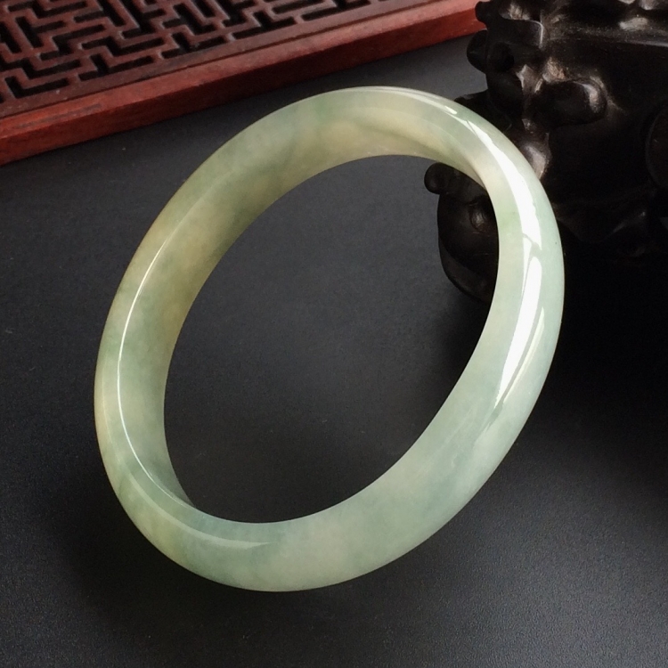 (超值推荐)糯冰种淡黄翡飘花贵妃镯(54.5mm-46.1mm)