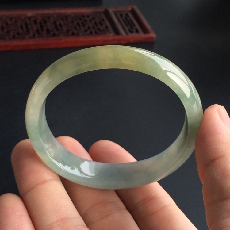 (超值推荐)糯冰种淡黄翡飘花贵妃镯(54.5mm-46.1mm)