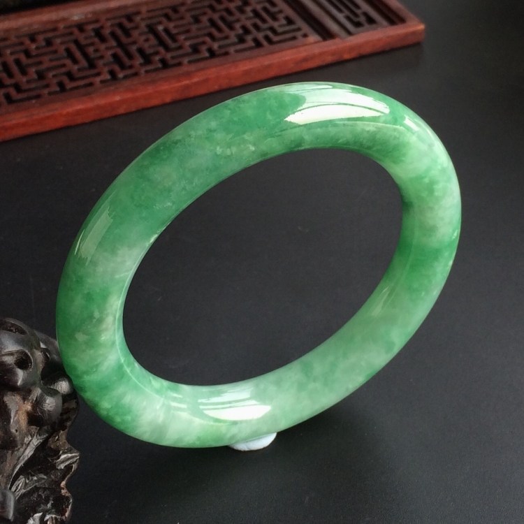 (超值推荐)糯冰种豆绿圆条手镯(56.5mm)