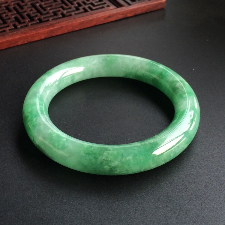 (超值推荐)糯冰种豆绿圆条手镯(56.5mm)