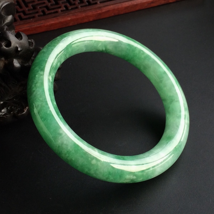 (超值推荐)糯冰种豆绿圆条手镯(56.5mm)
