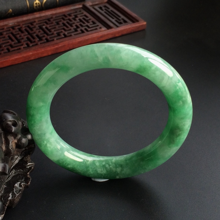 (超值推荐)糯冰种豆绿圆条手镯(56.5mm)