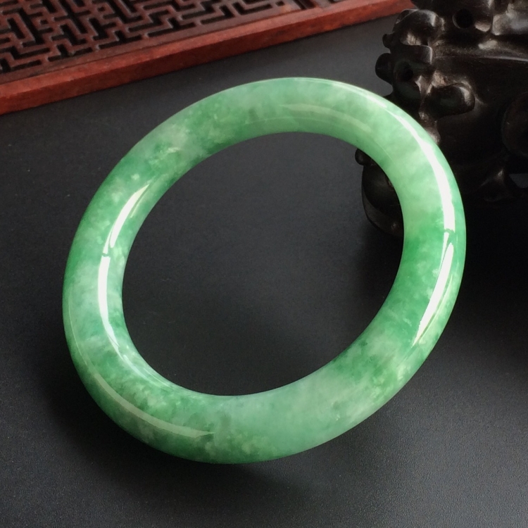 (超值推荐)糯冰种豆绿圆条手镯(56.5mm)