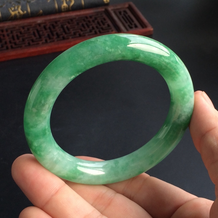 (超值推荐)糯冰种豆绿圆条手镯(56.5mm)