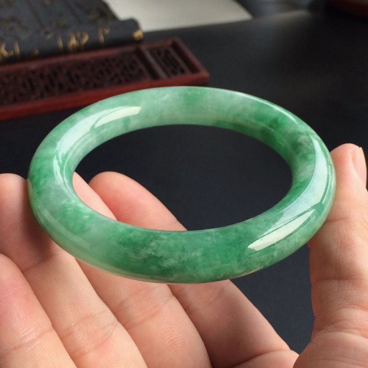 (超值推荐)糯冰种豆绿圆条手镯(56.5mm)