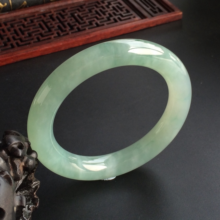 (超值推荐)糯冰种晴水略飘花圆条手镯(56.5mm)