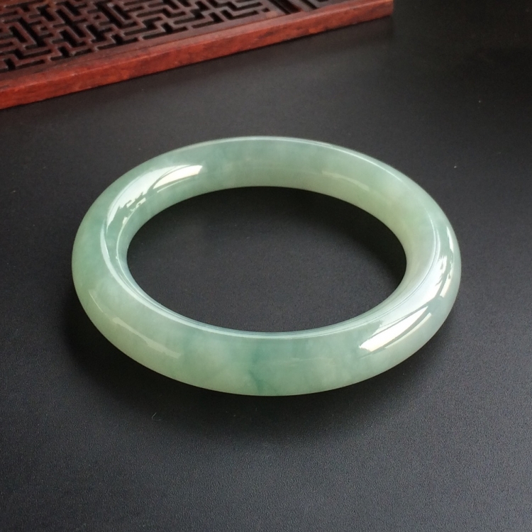 (超值推荐)糯冰种晴水略飘花圆条手镯(56.5mm)