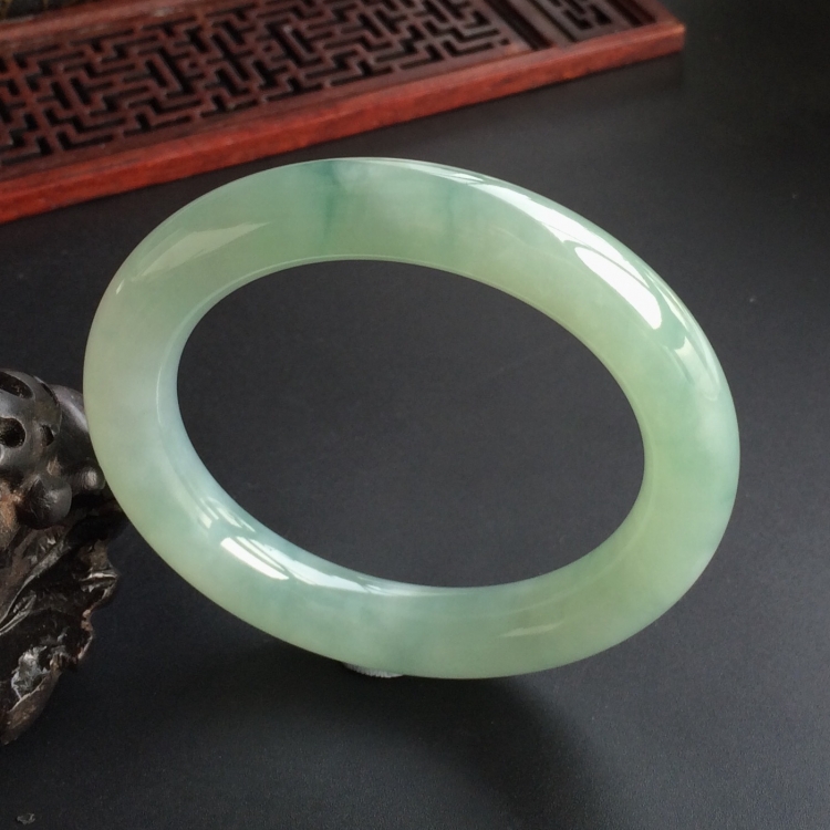 (超值推荐)糯冰种晴水略飘花圆条手镯(56.5mm)