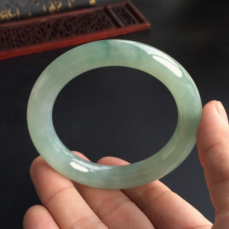 (超值推荐)糯冰种晴水略飘花圆条手镯(56.5mm)