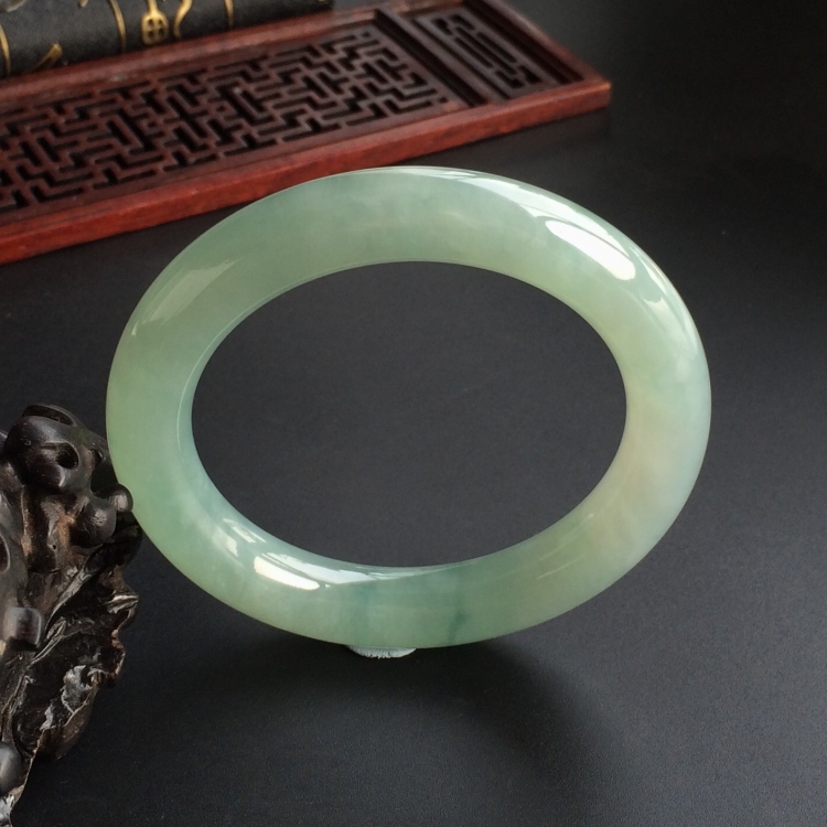 (超值推荐)糯冰种晴水略飘花圆条手镯(56.5mm)