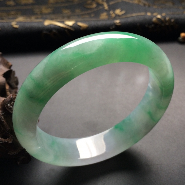 （超值推荐）糯冰种飘绿花手镯（54.6mm）