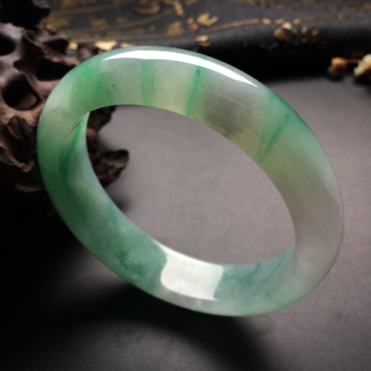 （超值推荐）糯冰种飘绿花手镯（54.6mm）