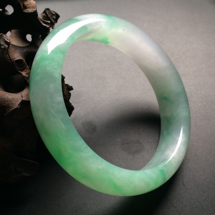 （超值推荐）糯冰种飘绿花手镯（54.6mm）