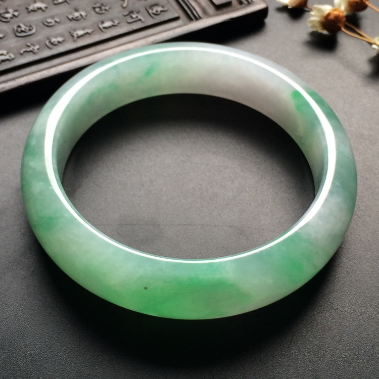 （超值推荐）糯冰种飘绿花手镯（54.6mm）