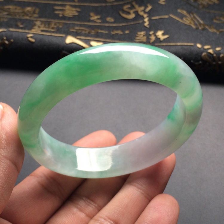 （超值推荐）糯冰种飘绿花手镯（54.6mm）