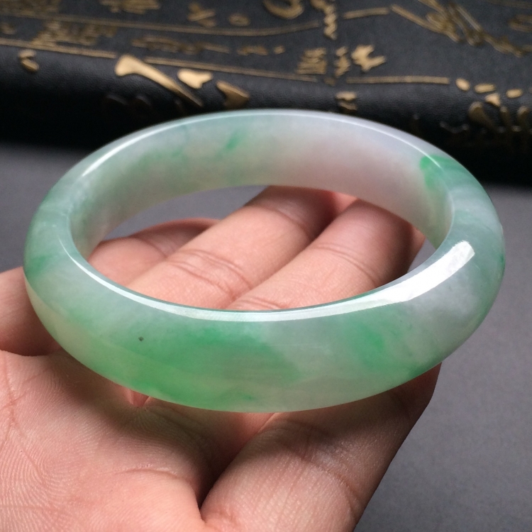 （超值推荐）糯冰种飘绿花手镯（54.6mm）